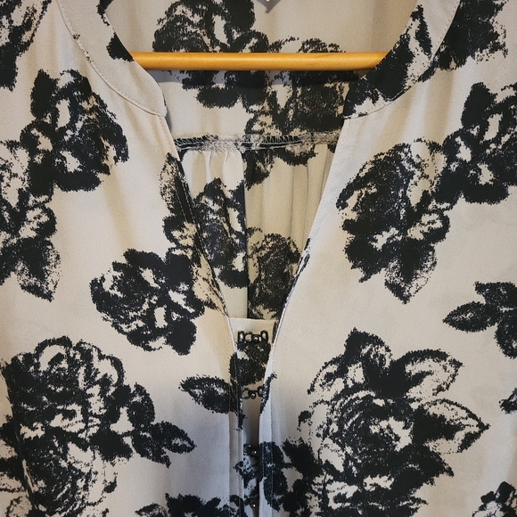 Women's blouse, Maurices, Size 1 - Picture 2 of 4